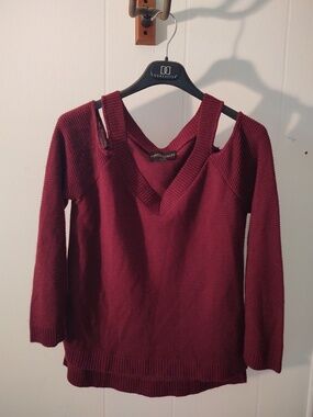 Medium Cold-Shoulder Burgundy Lightweight Hi-Lo Hem Sweater
